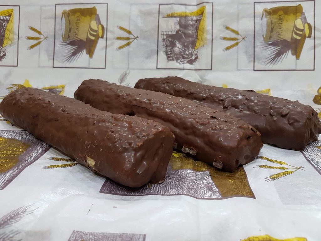 Cañón de relleno de crema de vainilla y bombón por fuera