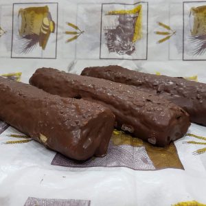 Cañón de relleno de crema de vainilla y bombón por fuera