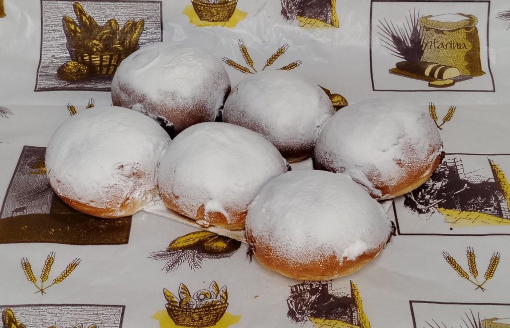 Bolas de cacao y azucar