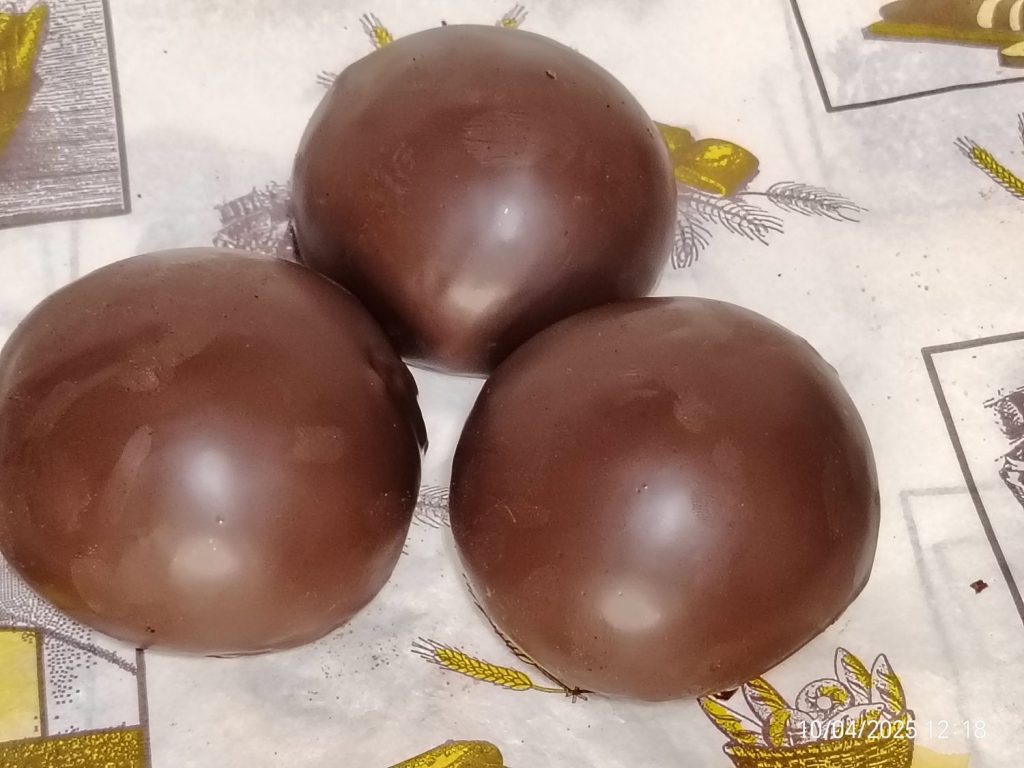 Bolas con crema de vainilla y recubrimiento de chocolate