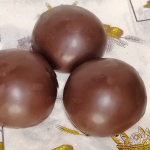 Bolas con crema de vainilla y recubrimiento de chocolate